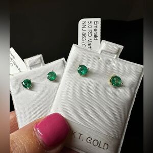 NWT 1.14ctw Emerald stud earrings in 14k yellow gold!!